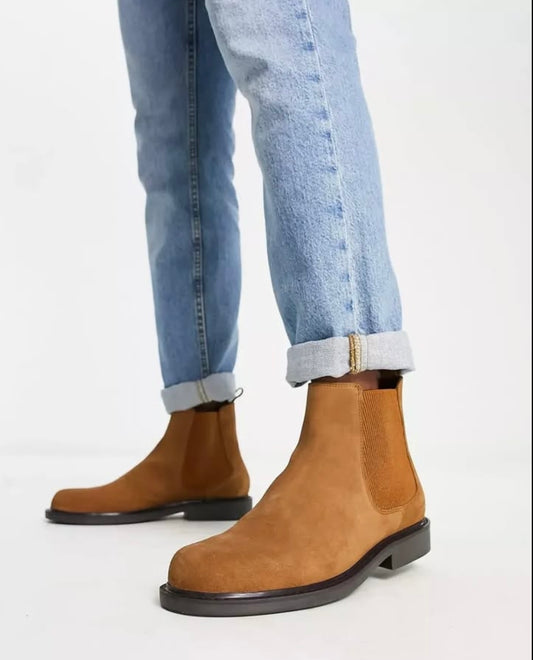 Levi’s Suede Chelsea Boots in Tan